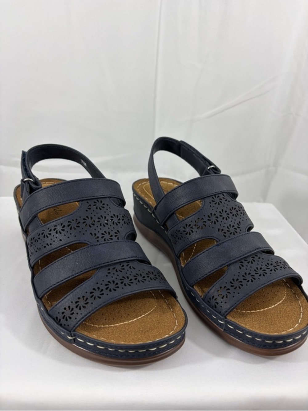 NWT Easy Street Women’s Size 7 Comfortable Navy Slingback Sandals